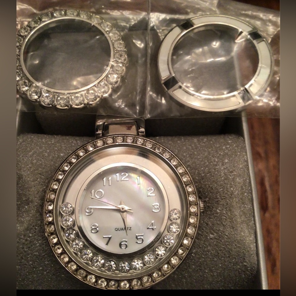 Women’s beautiful watch with 3 faces. New in the box.